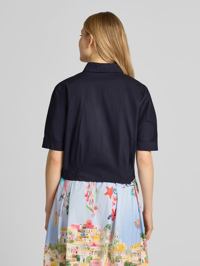 Frauenmodel trägt Regular Fit Hemdbluse mit Hemdblusenkragen von ROBE LÉGÈRE in Dunkelblau, Baumwoll-Mix, Rückenansicht, Ganzkörperansicht.