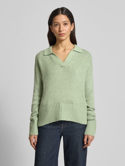 Frauenmodel trägt Strickpullover mit V-Ausschnitt von Fynch-Hatton in Mintgrün, Baumwoll-Mix mit Stretch-Anteil, lockerer Schnitt, Gerippte-Abschlüsse, Resort-Kragen. Ganzkörperansicht von vorne.
