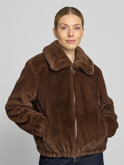 Frauenmodel trägt Regular Fit Jacke aus Kunstfell von FUCHS SCHMITT in Braun mit Umlegekragen, Zweiwege-Reißverschluss, Nahaufnahme Oberkörper. Rückenlänge 57 cm, Schulterbreite 43 cm, Brustweite 54 cm, Ärmellänge 61 cm.