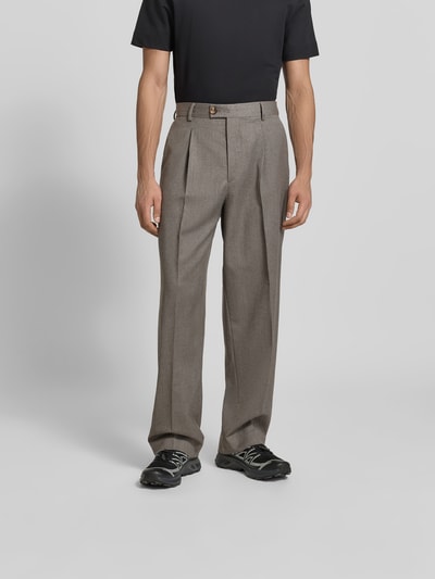 Männermodel trägt Straight Fit Anzughose aus Woll-Mix von ANNARR in Grau mit Bügelfalten, Eingrifftaschen, Knopf- und Reißverschluss, Ganzkörperansicht von vorne.