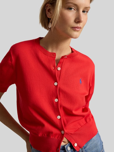 Frauenmodel trägt Slim Fit Strickjacke aus Baumwoll-Mix von Polo Ralph Lauren, Optik: Unifarben, Kurzarm, Rundhals, Knopfleiste, Nahaufnahme Oberkörper.