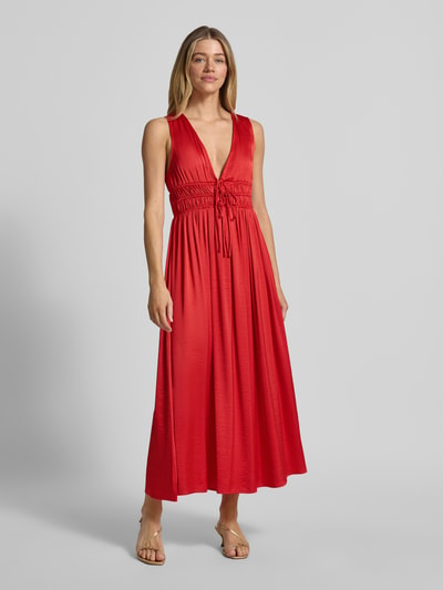 Frauenmodel trägt Maxikleid mit tiefem V-Ausschnitt Modell 'Marja' von mbyM in Rot, Material-Mix, tailliert, Ganzkörperansicht von vorne.