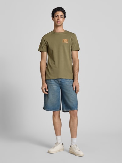 Männermodel trägt Herren T-Shirt mit Motiv-Print Modell 'SUN ISLAND' von Blend, Reine Baumwolle, Regular-Fit, Rundhalsausschnitt, Ganzkörperansicht von vorne.