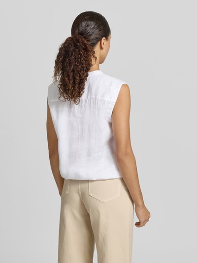 Frauenmodel trägt Blusentop aus Leinen mit Knopfleiste von Emily Van den Bergh, Damen Regular-Fit, Rundhalsausschnitt, Rückenlänge 58 cm, weiße und beigefarbene Töne, glatte Textur, Ganzkörperansicht Rückansicht.