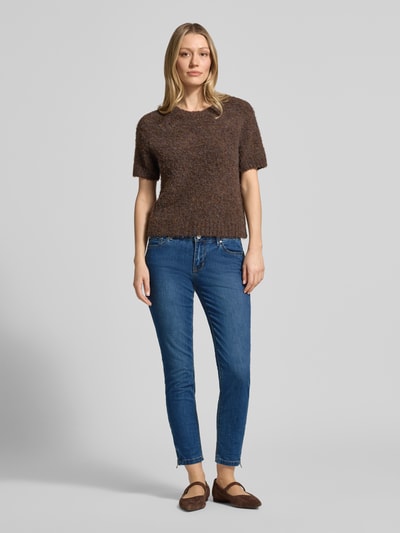 Vrouwenmodel draagt Cropped Jeans met Eingrifftaschen van Buena Vista, slim fit, katoenmix met stretch, blauw, volledige lichaamsaanzicht voorkant.