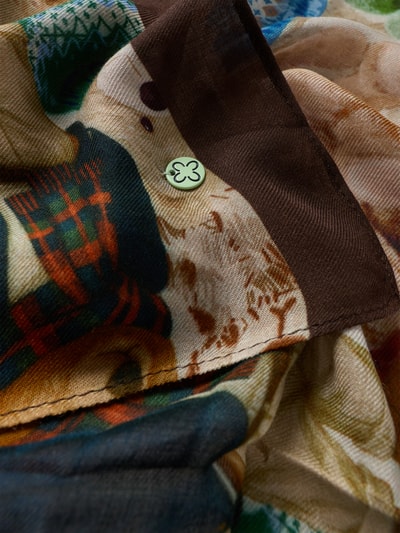 Produktfoto, Schal aus reiner Viskose mit Allover-Motiv-Print von Codello, rechteckige Form, feine glatte Textur, Logo-Detail sichtbar, Breite 95 cm