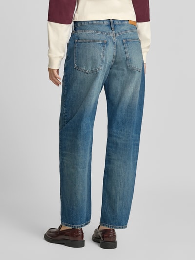 Frauenmodel trägt Regular Fit Barrel Jeans aus reiner Baumwolle Modell 'QUINN' von Tommy Hilfiger, mittleres Blau, lockere Form, Ganzkörperansicht Rückansicht, Damen Barrel Jeans von Tommy Hilfiger.