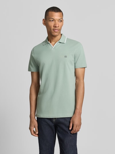 Männermodel trägt Modern Fit Poloshirt mit Logo-Stitching von Christian Berg Men aus Reine Baumwolle, Polokragen, Ganzkörperansicht von vorne.