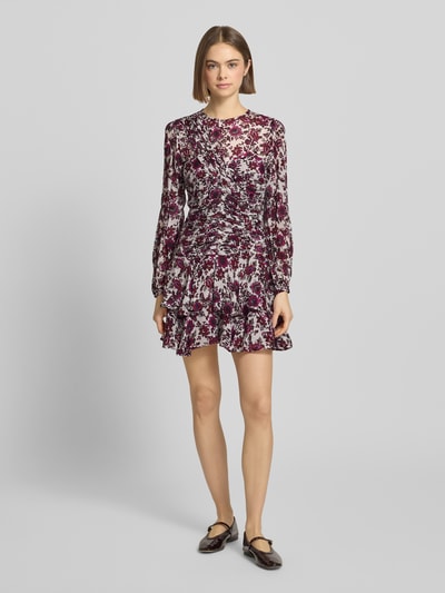 Frauenmodel trägt eng anliegendes Freizeitkleid aus reiner Viskose Modell 'MANILA' von Pepe Jeans mit florales-Allover-Muster in Mini-Länge, Chiffon-Optik, Rundhals-Ausschnitt, Langarm, Label-Stitching-Applikation, Ganzkörperansicht von vorne.
