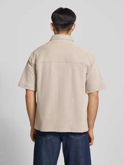 Männermodel trägt Relaxed Fit Freizeithemd aus Baumwoll-Mix 'EBAFFINO' von HUGO in Strickoptik, Farbe Beige, Ganzkörperansicht Rückansicht.