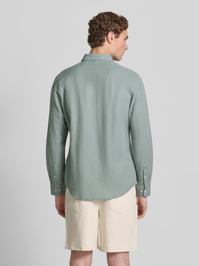 Männermodel trägt Regular Fit Freizeithemd aus Leinen-Baumwoll-Mix von Lerros in Hellgrün, Knopfleiste, Rückenlänge 75 cm, Ganzkörperansicht Rückansicht.