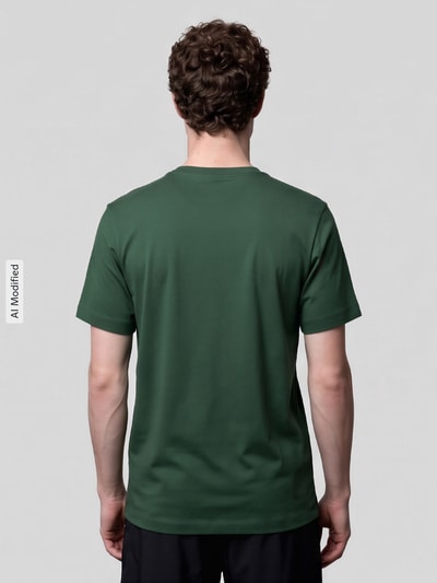 Męski model nosi Regular Fit T-Shirt aus reiner Baumwolle von Nike w kolorze butelkowej zieleni, gładka tekstura, widok z tyłu, KI-modifiziertes Bild.