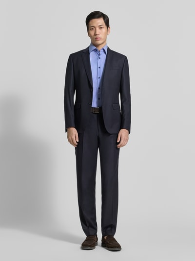 Männermodel trägt Regular Fit Business-Hemd aus Baumwolle mit Kentkragen von ETERNA, Herren, Reine Baumwolle, Brusttasche, Ganzkörperansicht von vorne. Rückenlänge bei Größe 40: 80 cm, Schulterbreite bei Größe 40: 45 cm, Ärmellänge bei Größe 40: 28 cm.