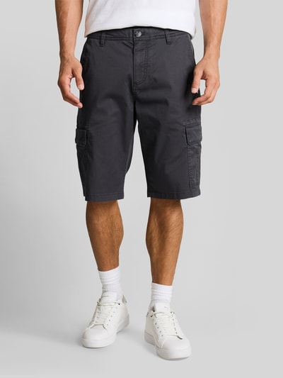 Männermodel trägt Regular Fit Cargoshorts aus Baumwoll-Mix von Tom Tailor, Optik: Unifarben, Strukturiert, Piqué, Nahaufnahme Oberschenkelansicht.