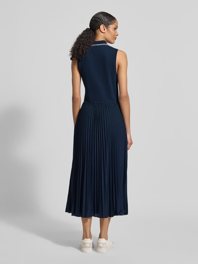 Männermodel trägt Tailliertes Freizeitkleid aus Baumwoll-Mix von Tommy Hilfiger, granatowy, plisowany, krój slim fit, długość midi, polokołnierzyk, Szerokość w rozmiarze, materiał: bawełniany miks, widok całej sylwetki z tyłu