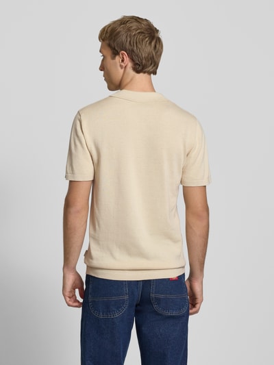 Männermodel trägt Regular Fit Poloshirt in Strick-Optik Modell 'Bray' von Blend, Reine Baumwolle, Kurzärmelig, Rückenlänge 68 cm, Ganzkörperansicht Rückansicht.