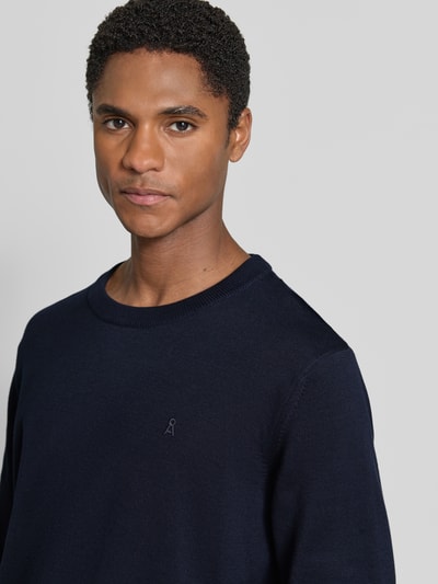 Mannelijk model draagt donkerblauwe katoenen trui Regular Fit Pullover uit pure katoen model 'LOUKAA' van ARMEDANGELS, Nahaufnahme Oberkörper. Heren pullover