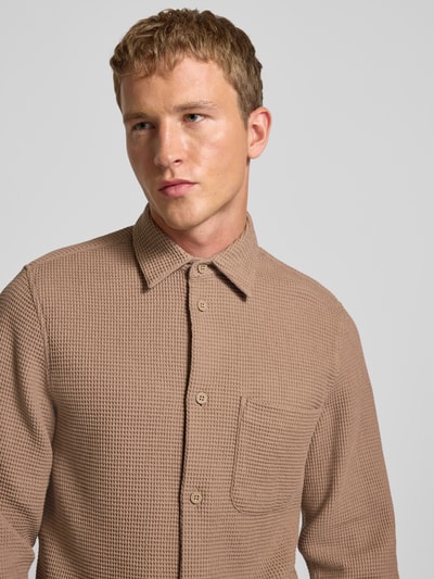 Männermodel trägt Regular Fit Freizeithemd aus reiner Baumwolle von Marc O'Polo Denim in Unifarben, Waffel-Optik, Nahaufnahme Oberkörper.