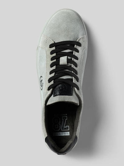 Produktfoto, Sneaker aus beschichtetem Leder Modell 'Powder' von bugatti in Grau mit schwarzer Schnürung, strukturierter Sohle und Logo-Details
