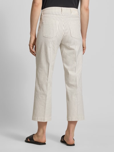 Vrouwenmodel draagt culotte met steekzakken model 'Liv' van TONI in mix van katoen en elastaan, kort, wit met zwarte strepen, bandwijdte maat 36: 39 cm, binnenbeenlengte maat 36: 75 cm, cropped dames culotte, volledige lichaamsaanzicht achterkant.