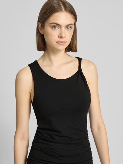 Frauenmodel trägt Trägertop mit Knotendetail Modell 'KIA' von Topshop, Schwarz, Slim Fit, Baumwoll-Elasthan, Nahaufnahme Oberkörper.