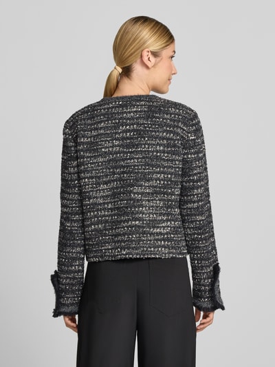 Frauenmodel trägt Blazer mit Effektgarn von Emporio Armani in Bouclé-Optik, Schwarz-Grau, gerade Passform, Rückenansicht, Ganzkörperansicht Rückansicht.
