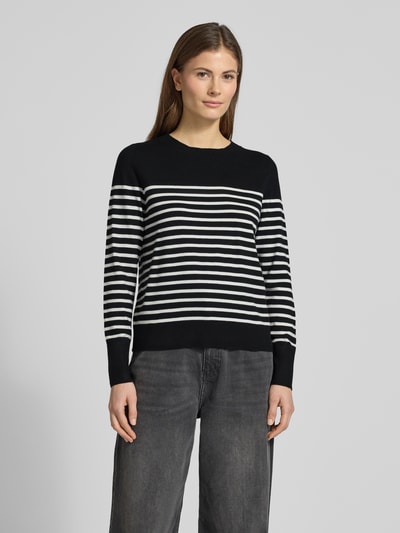 Modelka damska nosi Regular Fit Strickpullover aus Viskose-Mix od s.Oliver RED LABEL, wzór na całej powierzchni, krój regular fit, okrągły dekolt, długi rękaw, zakończenia prążkowane, wykończenie materiału: dzianina, mieszanka wiskozy, widok całej sylwetki z przodu.