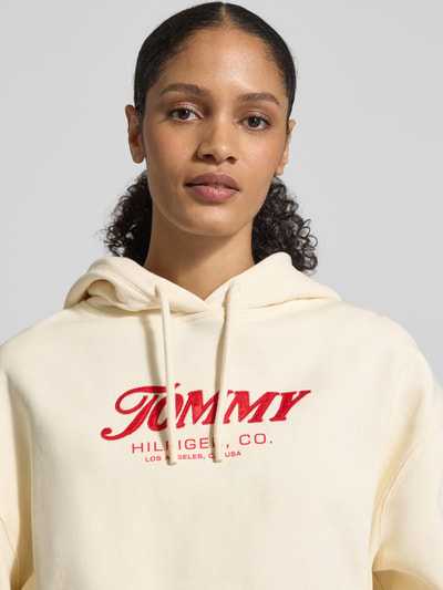 Frauenmodel trägt Regular Fit Hoodie aus reiner Baumwolle von Tommy Hilfiger, Optik: Unifarben, Label-Schriftzug, Label Print, Nahaufnahme Oberkörper.