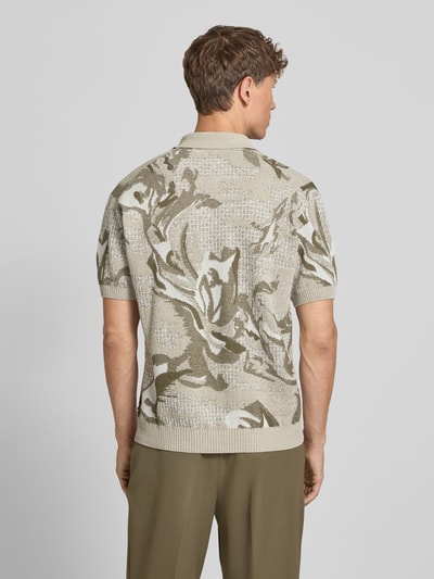 Męski model nosi Regular Fit Pullover aus Baumwoll-Mix mit Polokragen von BOSS Orange w odcieniach beżu i khaki, widok z tyłu
