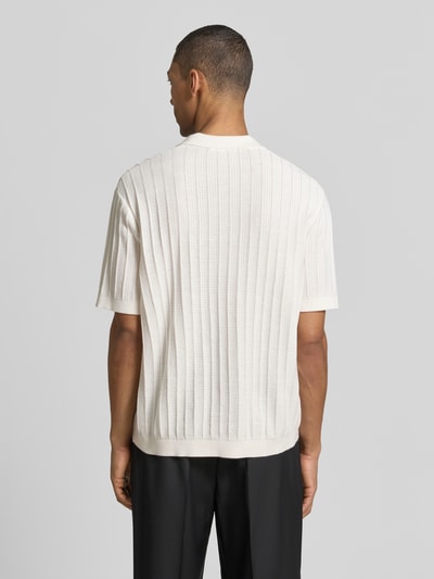 Männermodel trägt Regular Fit Poloshirt aus Baumwoll-Strick Modell 'DANE' von SELECTED HOMME, Optik: Unifarben, Struktur-Muster, Ganzkörperansicht Rückansicht.