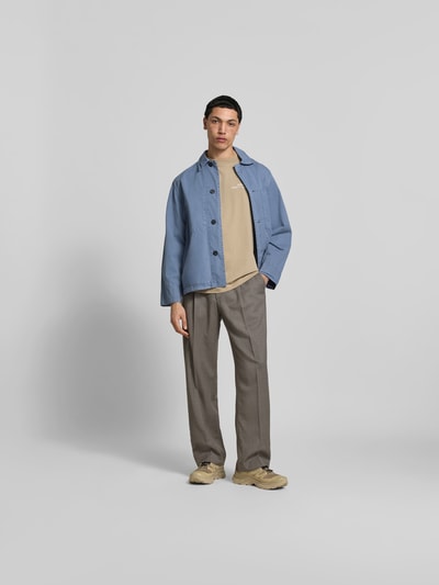 Männermodel trägt Relaxed Fit Hemdjacke aus Baumwolle von ANNARR in Blau, durchgehende Knopfleiste, Umlegekragen, Brusttaschen, Herren, Ganzkörperansicht von vorne. Rückenlänge bei Größe M: 69 cm.