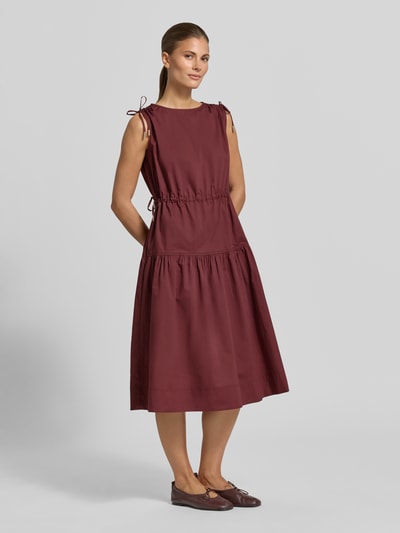 Frauenmodel trägt Midikleid im Stufen-Look mit Rundhalsausschnitt von Christian Berg Woman in Bordeaux, Reine Baumwolle, A-Linie, Ganzkörperansicht von vorne. Rückenlänge bei Größe 36: 110 cm, Brustweite bei Größe 36: 52 cm.