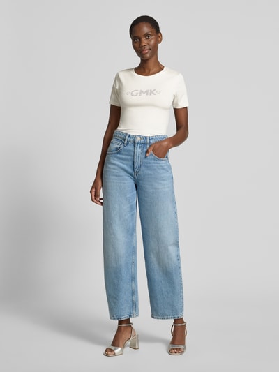 Vrouwenmodel draagt T-shirt met Ziersteinbesatz model 'Shelly' van GUIDO MARIA KRETSCHMER WOMAN, materiaalmix met stretch, slim fit, ronde hals, ruglengte bij maat 36: 59 cm, lichte kleur, vooraanzicht, geheel zichtbaar