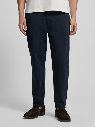 Mannenmodel draagt 'Stoffhose mit Gesäßtaschen' van Casual Friday in donkerblauw, rechte fit, katoen-elastaan, vooraanzicht, detailopname onderlichaam.