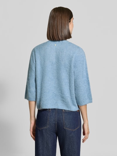Vrouwenmodel draagt Regular Fit Cardigan met woll-alpaca-aandeel van zero in lichtblauw, Materiaalmix, tricotlook, 1/2-mouwen, ruglengte maat 36: 54 cm, mouwlengte maat 36: 42 cm, ronde hals, knoopsluiting, ganzekörper van achteren.