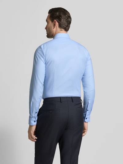 Männermodel trägt Super Slim Fit Business-Hemd mit Kentkragen von OLYMP No. Six, hellblau, Unifarbe, glatte Textur, Ganzkörperansicht Rückansicht. Baumwoll-Elasthan-Mix, Rückenlänge 81 cm, Schulterbreite 44 cm, Ärmellänge 68 cm.
