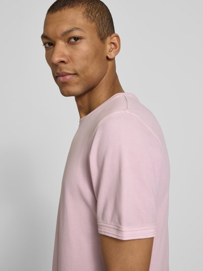 Männermodel trägt T-Shirt mit Rundhalsausschnitt Modell 'LAO' von CINQUE in Hellrosa, Baumwoll-Elasthan-Mix, Regular Fit, Nahaufnahme Oberkörper.