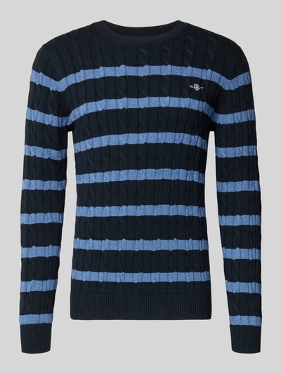 Produktfoto, Slim Fit Pullover in Strick-Optik von Gant aus reiner Baumwolle, dunkelblau mit hellblauen Streifen, Rundhalsausschnitt, Logo-Stitching, elastische Abschlüsse, ideale Länge für Herren in Größe M