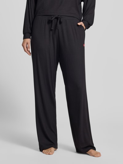 Vrouwenmodel draagt zwarte Relaxed Fit Sweathose uit modalmix model 'HUGO HEART' van HUGO, Dames, detailopname benen