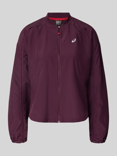 Produktfoto, bordowa Trainingsjacke mit Logo Modell 'NAGINO' von ASICS, krój regular fit, stójka, zamek, szerokość w rozmiarze S: 49 cm, długość tyłu: 56 cm, szerokość ramion: 58 cm, długość rękawa: 51 cm