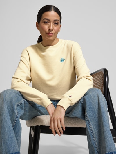 Frauenmodel trägt Regular Fit Sweatshirt aus Baumwoll-Mix von Tommy Hilfiger, Optik: unifarben, Logo-Detail, Rundhals, Langarm, Sweat, Nahaufnahme Oberkörper.