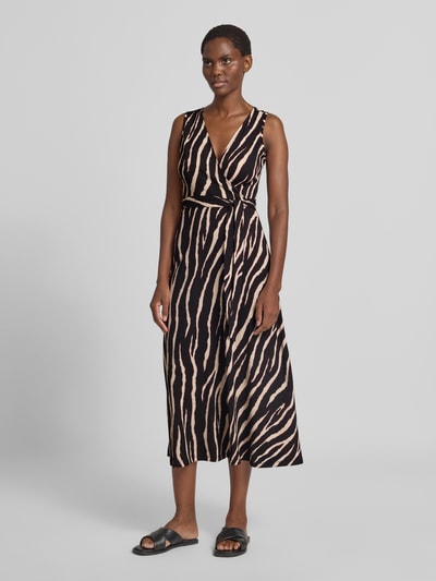 Frauenmodel trägt Midikleid mit Allover-Animal-Print von zero in Schwarz-Beige, taillierte Passform, ärmellos, Wickel-Optik, Ganzkörperansicht von vorne.