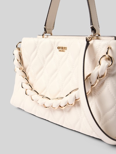 Produktfoto, Handtasche in Leder-Optik mit Logo-Detail von GUESS, doorgestikte look met logodetail en afneembare schouderband, hoofdvak met magneetsluiting, wit met gouden elementen, breedte 32 cm, lengte 18 cm, diepte 12 cm, schouderbandlengte 110 cm