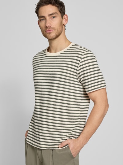 Männermodel trägt Regular Fit T-Shirt aus Baumwoll-Mix Modell 'KEVIN' von SELECTED HOMME, Optik:Allover-Muster, gestreift, Rundhals, Kurzarm, Feinstrick, Ganzkörperansicht von vorne.