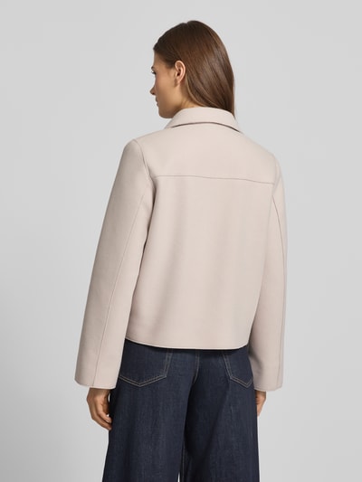 Vrouwenmodel draagt Jacke mit Knopfleiste Modell 'ELVINI' van CINQUE in lichtbeige, materiaal-mix met wol, losse pasvorm, rugaanzicht.