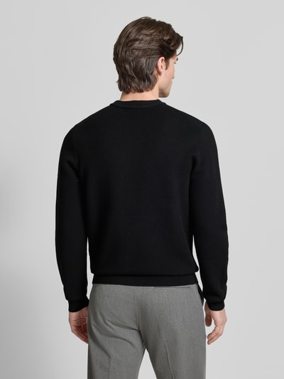 Männermodel trägt Regular Fit Pullover mit Schurwoll-Anteil Modell 'SETAL' von HUGO, Optik: Unifarben, Materialverarbeitung: Piqué, Ganzkörperansicht Rückansicht.