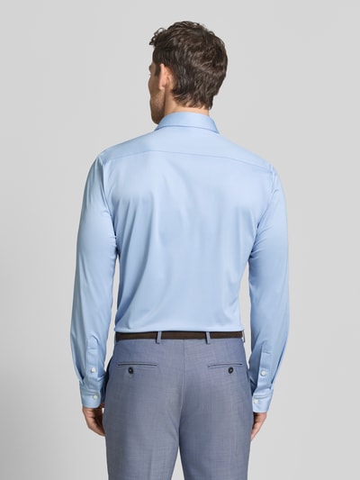 Männermodel trägt Slim Fit Businesshemd mit Kentkragen Modell 'ROAN' von BOSS, Optik: Unifarben, Passform: Slim Fit, Ganzkörperansicht Rückansicht.