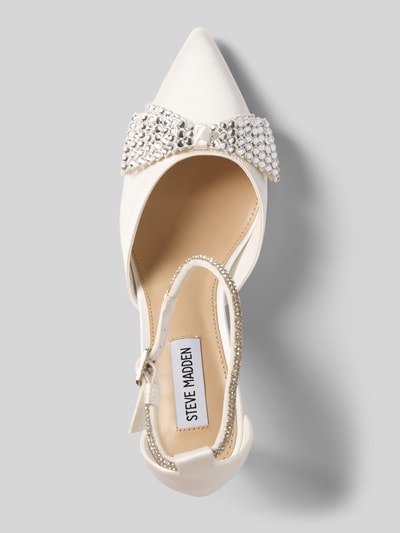 Produktfoto, Pumps mit Strasssteinbesatz Modell 'Last Dance' von Steve Madden, spitz zulaufend, weiße Oberfläche, Zierschleife, feiner Riemen, glatte Sohle, Pfennigabsatz, Absatzhöhe 9 cm, elegante und strukturierte Optik