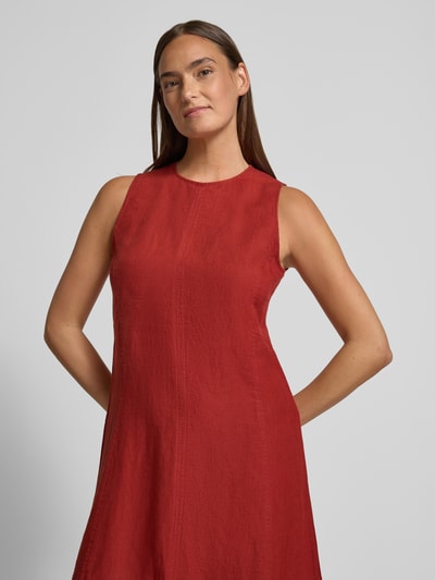 Frauenmodel trägt Shaped Fit Freizeitkleid aus reinem Leinen von Marc O'Polo, Optik: Unifarben, Material: Leinen, Nahaufnahme Oberkörper.
