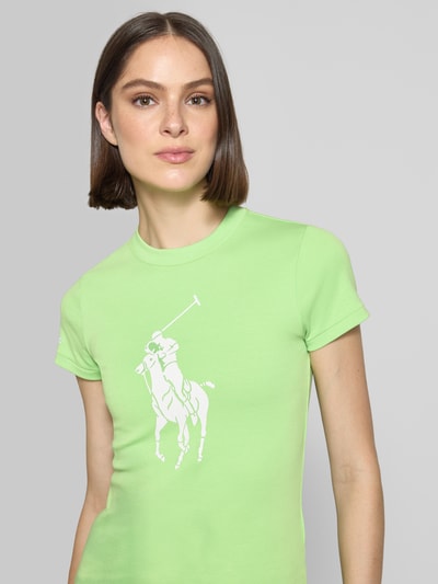 Frauenmodel trägt Slim Fit T-Shirt aus Baumwoll-Mix von Polo Ralph Lauren in Optik: Unifarben mit Logo-Print, Kurzarm, Nahaufnahme Oberkörper.